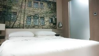 【利哥探花】深夜激情168CM美乳兼职妹，摸臀扣穴调情很享受，镜头前深喉口交，主动骑乘抽插打桩机猛操