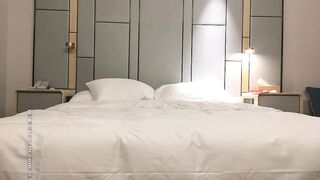 【小宝寻花】酒店约炮迟到身材高挑的兼职外围穿着高跟干口爆吞精